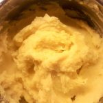 Gräddsås på kycklingfond