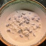 Toast med kycklingfilé och ädelostkräm samt friterade potatisstrimlor