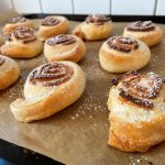 Toast med pocherat ägg och bacon