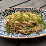 Kycklingfilé med rödgrön currysås, ris och vitlökstunnbröd