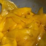 Panerad kyckling med stekt potatis och tomatsås