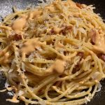 Ugnsstekt kalkon fylld med katrinplommon och äpple