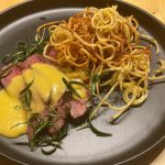 Friterad pizzadeg toppad med italiensk ostmassa och marmelad