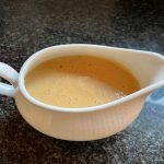 Aromatisk kyckling- och grönsaksbuljong till ramen