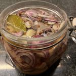 Gräddstuvad grönkål med knaperstekt bacon